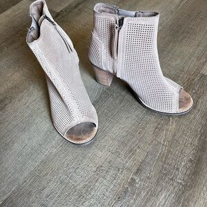 Toms Majorca Neutral Gray Beige Suede Peep Toe Ankle Boots Cutout Design Size 6